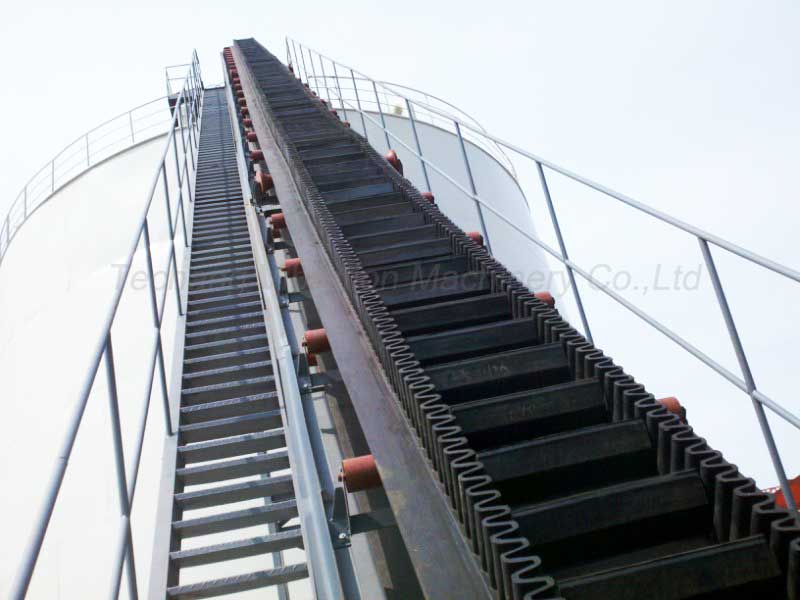 Large angle belt conveyor